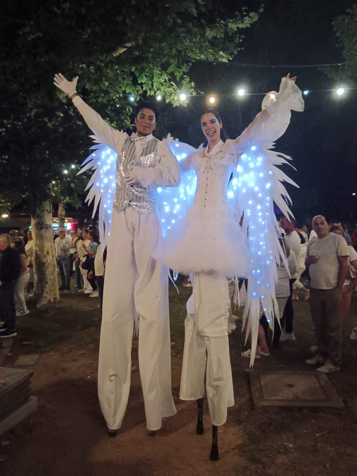 Anjos luminosos em andas na Noite Branca
